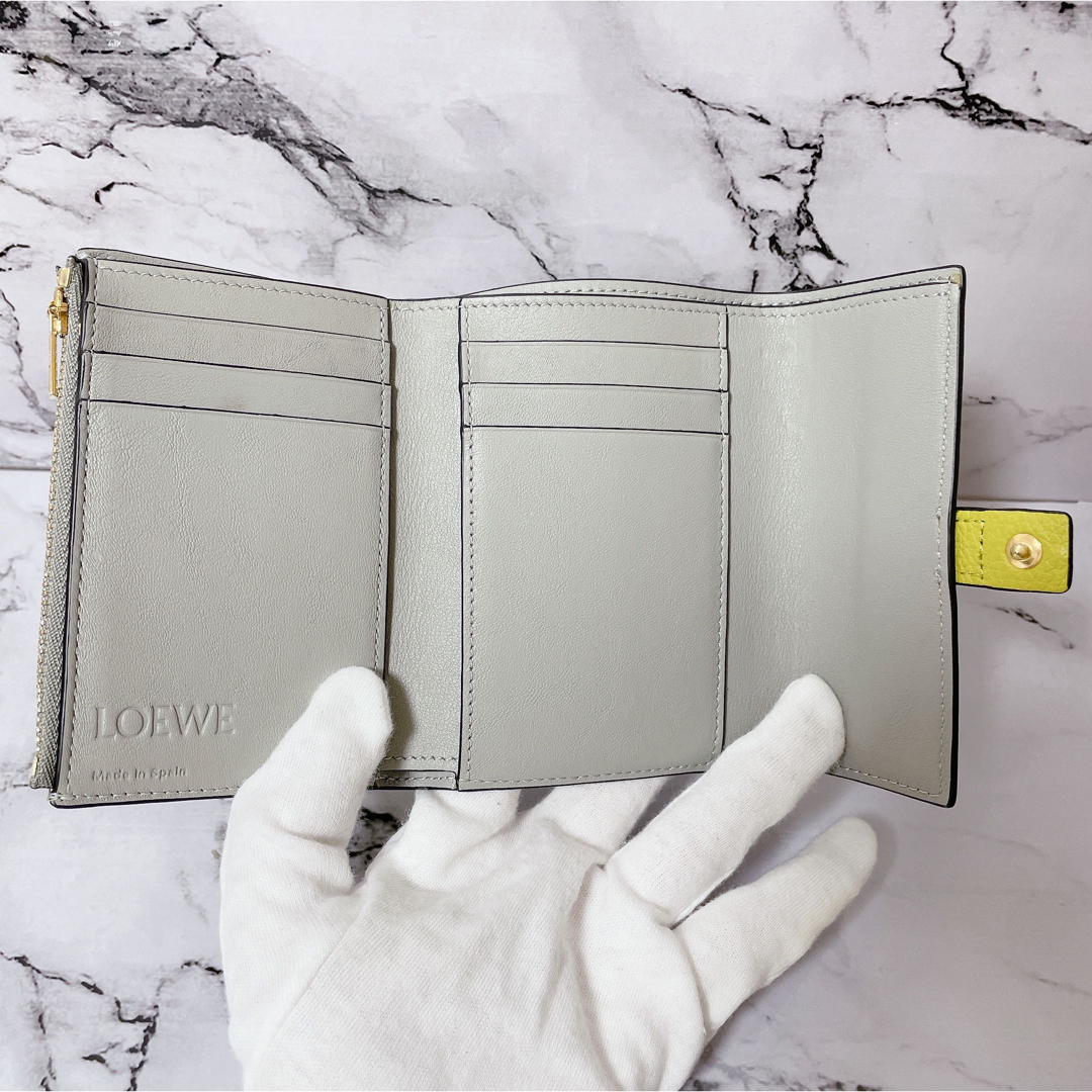 LOEWE(ロエベ)のLOEWE ロエベ スモールバーティカルウォレット 三つ折財布 2022AW レディースのファッション小物(財布)の商品写真