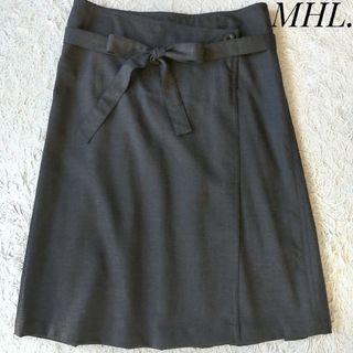 エムエイチエル(MHL.)の【MHL.】ウールラップスカート プリーツ チャコールグレー サイズⅡ(ひざ丈スカート)