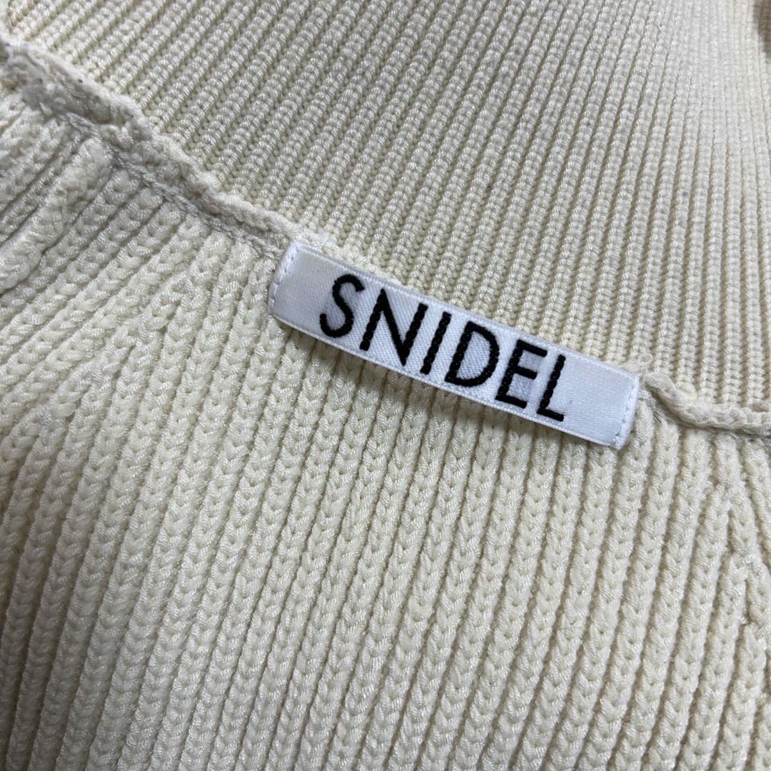 SNIDEL(スナイデル)のSNIDEL Sustainableペプラムニットプルオーバー レディースのトップス(ニット/セーター)の商品写真