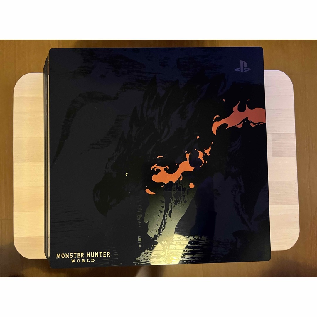 PlayStation4(プレイステーション4)のPlayStation®4 Pro MONSTER HUNTER: WORLD エンタメ/ホビーのゲームソフト/ゲーム機本体(家庭用ゲーム機本体)の商品写真