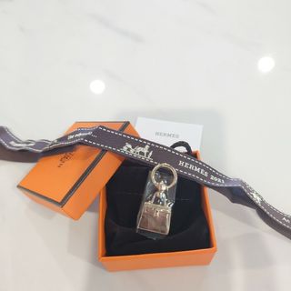 エルメス(Hermes)の★新品★スカーフリングツイリー ミニケリー ゴールド 希少商品(チャーム)