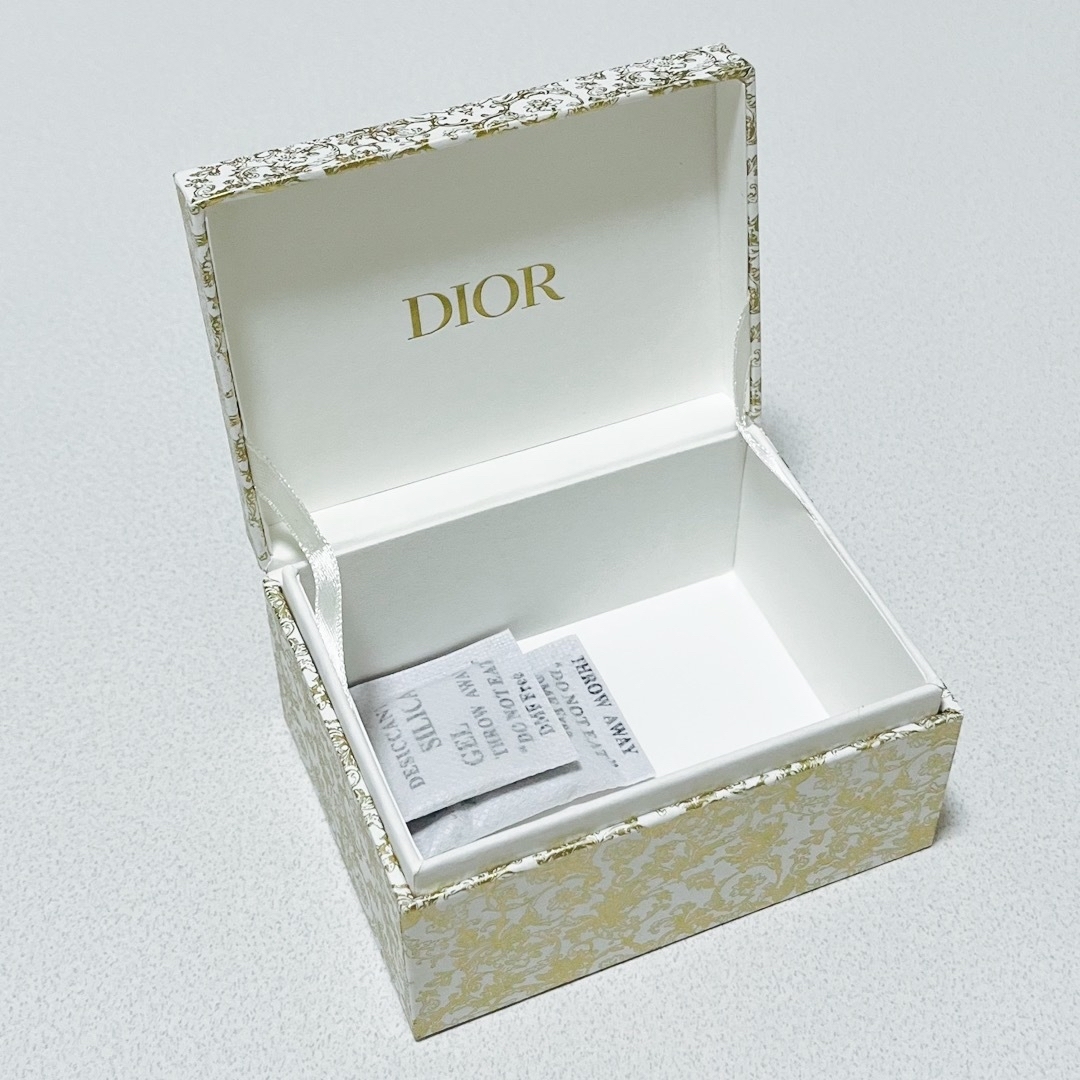 Dior(ディオール)の《新品》Dior ノベルティ2023ホリデイ×プラチナ会員限定ジュエリーボックス エンタメ/ホビーのコレクション(ノベルティグッズ)の商品写真