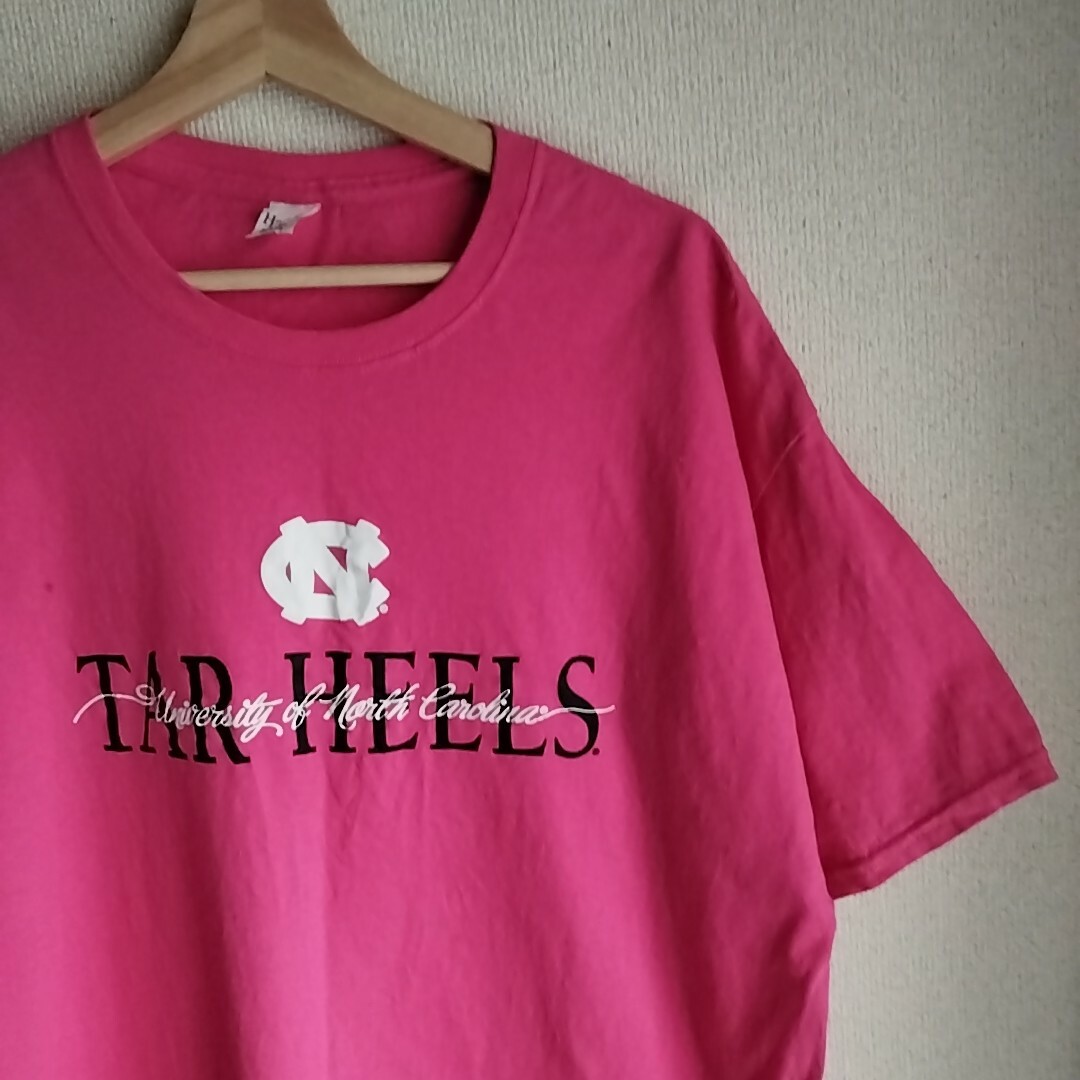 Hanes(ヘインズ)の【古着】ヘインズ　Tシャツ　ピンク　XLサイズ　TAR HEELS レディースのトップス(Tシャツ(半袖/袖なし))の商品写真