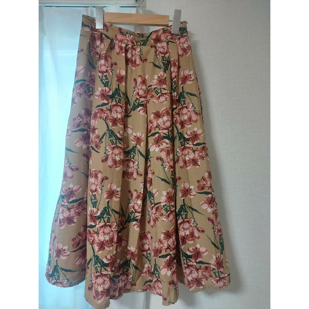 clear(クリア)の花柄スカート レディースのスカート(ひざ丈スカート)の商品写真
