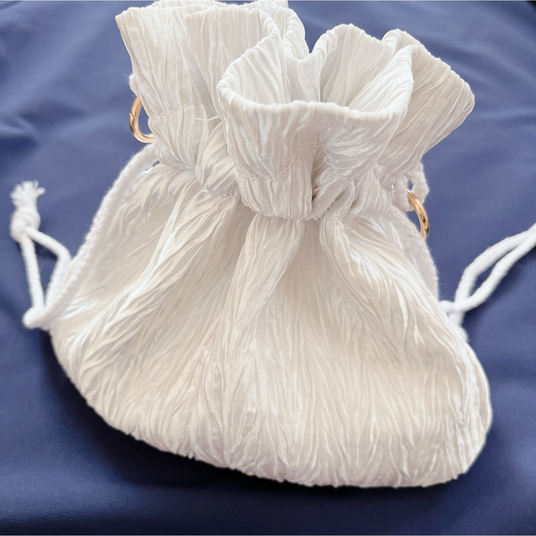 巾着型ショルダーバッグ　白　パール　パーティーバッグ　韓国　クリスマス レディースのバッグ(ショルダーバッグ)の商品写真