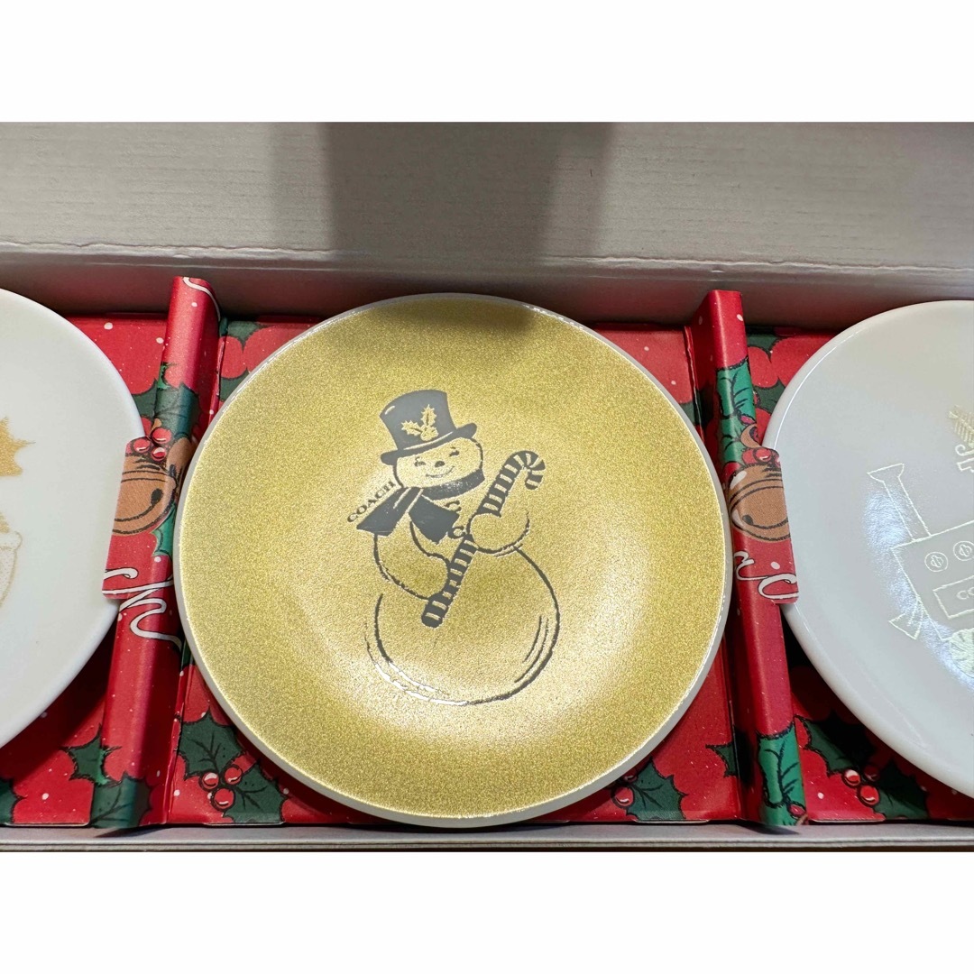 COACH(コーチ)のCOACH コーチ ノベルティ 小皿 3枚セット 非売品 クリスマス 皿 エンタメ/ホビーのコレクション(ノベルティグッズ)の商品写真