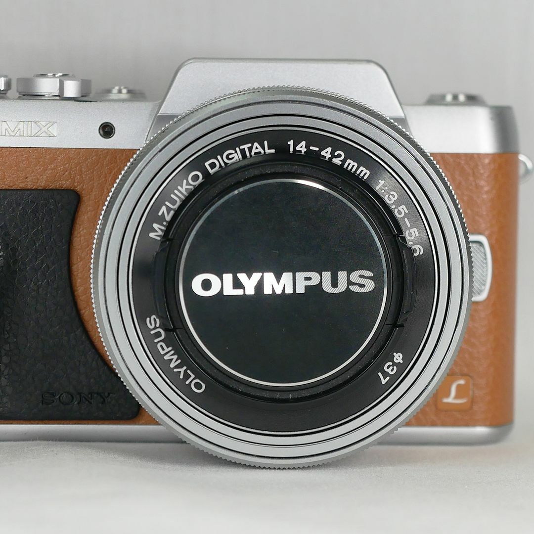 OLYMPUS(オリンパス)のOLYMPUS 電動パンケーキレンズ M.ZUIKO 14-42mm シルバー スマホ/家電/カメラのカメラ(レンズ(ズーム))の商品写真