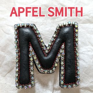 アジョリー(a-jolie)のAPFEL SMITH アプフェルスミス イニシャルブローチ M アジョリー 黒(ブローチ/コサージュ)