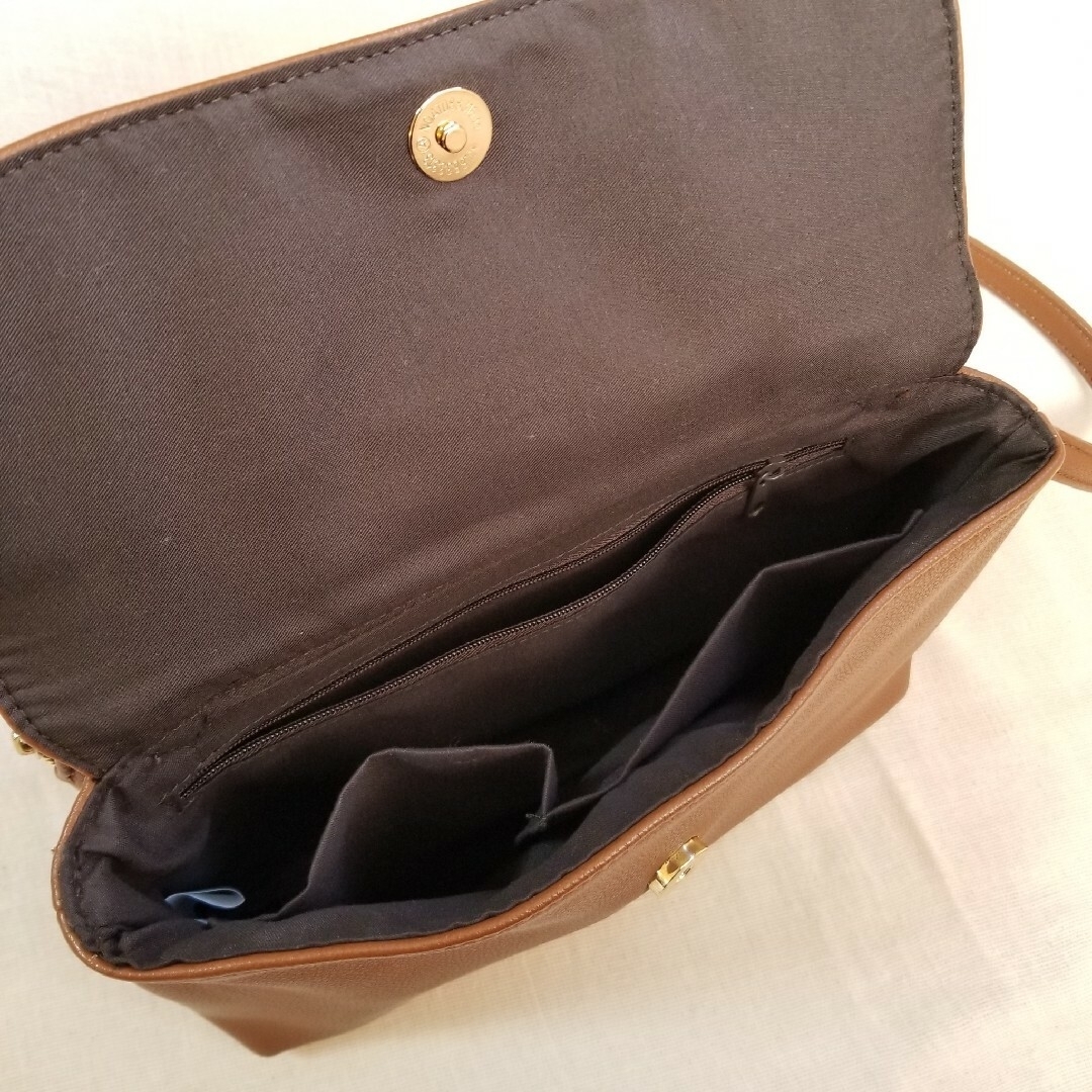 a.v.v(アーヴェヴェ)のショルダーバッグ　キャメル レディースのバッグ(ショルダーバッグ)の商品写真