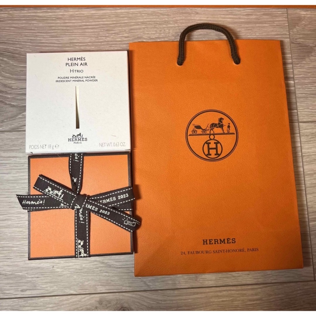 Hermes(エルメス)の【新品未使用】エルメス　フェイスパウダー 《Hトリオ》ナクレ 01 コスメ/美容のベースメイク/化粧品(フェイスパウダー)の商品写真