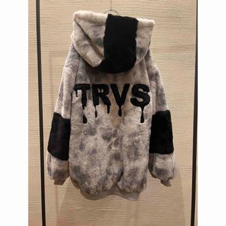 トラヴァストーキョー(TRAVAS TOKYO)のTRAVAS TOKYO バック ロゴ ファー パーカー アウター グレー(毛皮/ファーコート)