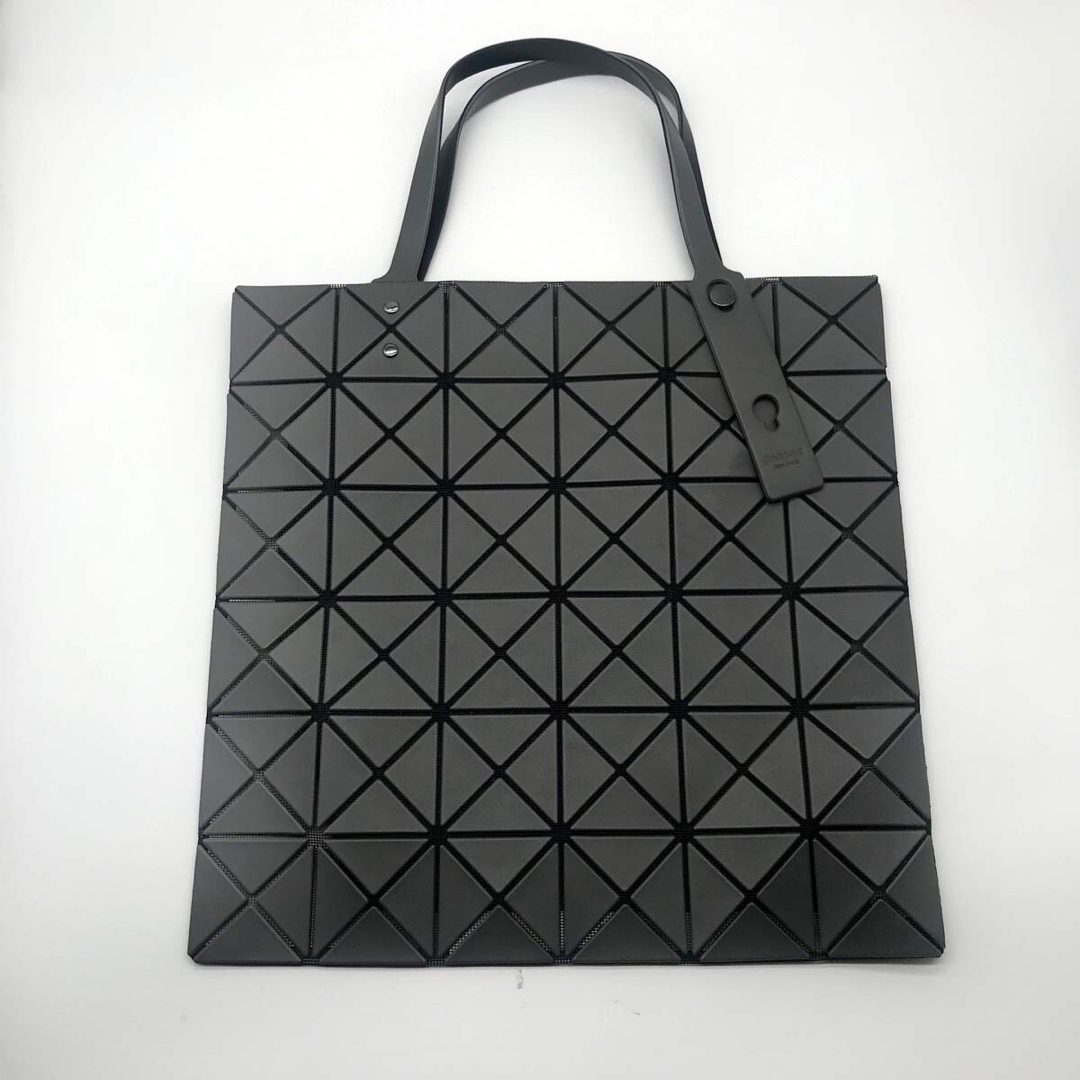 ISSEY MIYAKE(イッセイミヤケ)のバオバオイッセイミヤケ　新品　トートバッグ  6✖️6 グレー レディースのバッグ(トートバッグ)の商品写真