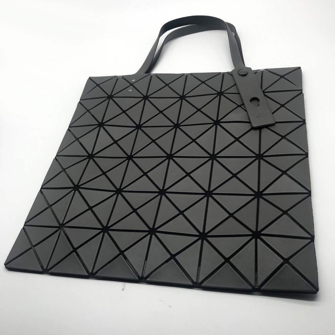 ISSEY MIYAKE(イッセイミヤケ)のバオバオイッセイミヤケ　新品　トートバッグ  6✖️6 グレー レディースのバッグ(トートバッグ)の商品写真