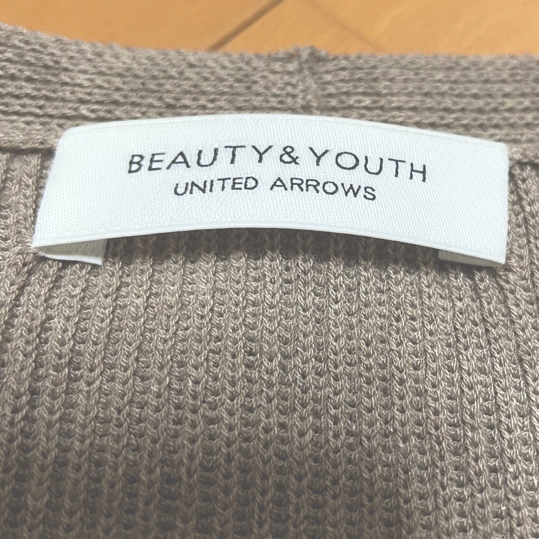 BEAUTY&YOUTH UNITED ARROWS(ビューティアンドユースユナイテッドアローズ)のビューティアンドユース　深Vネック　ニット　グレージュ　オーバーサイズ レディースのトップス(ニット/セーター)の商品写真