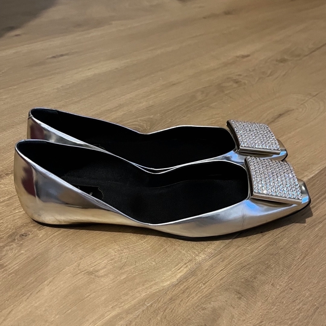 ROGER VIVIER(ロジェヴィヴィエ)のRoger Vivier  ロジェヴィヴィエ　フラットパンプス レディースの靴/シューズ(バレエシューズ)の商品写真