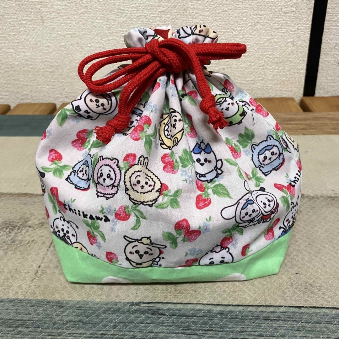 ちいかわ(チイカワ)の新品　未使用　ハンドメイド　ちいかわ　ちぃかわ　お弁当袋　巾着袋　サンリオ ハンドメイドのキッズ/ベビー(外出用品)の商品写真