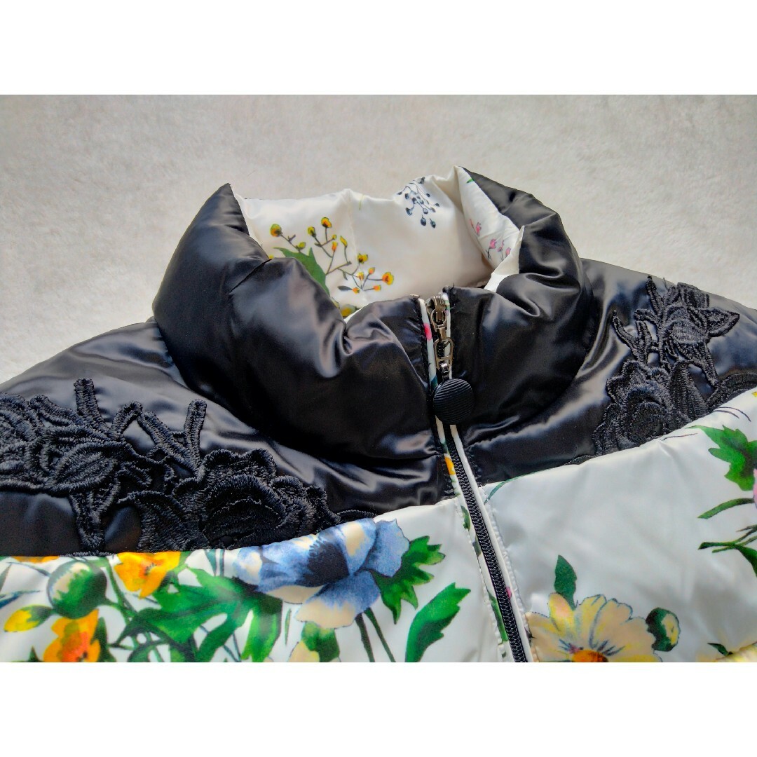 【美品】スーパービューティー 花柄　ロング丈　ダウンコート 軽量 白 エレガント レディースのジャケット/アウター(ロングコート)の商品写真