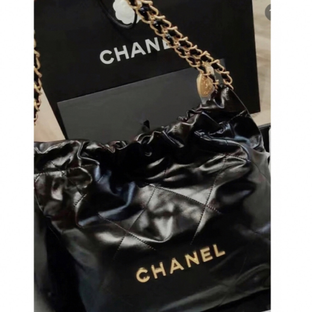 大人気♡入手困難❣️CHANEL 22 スモール ハンドバッグ　黒/ゴールドシャイニーカーフスキンサイズ