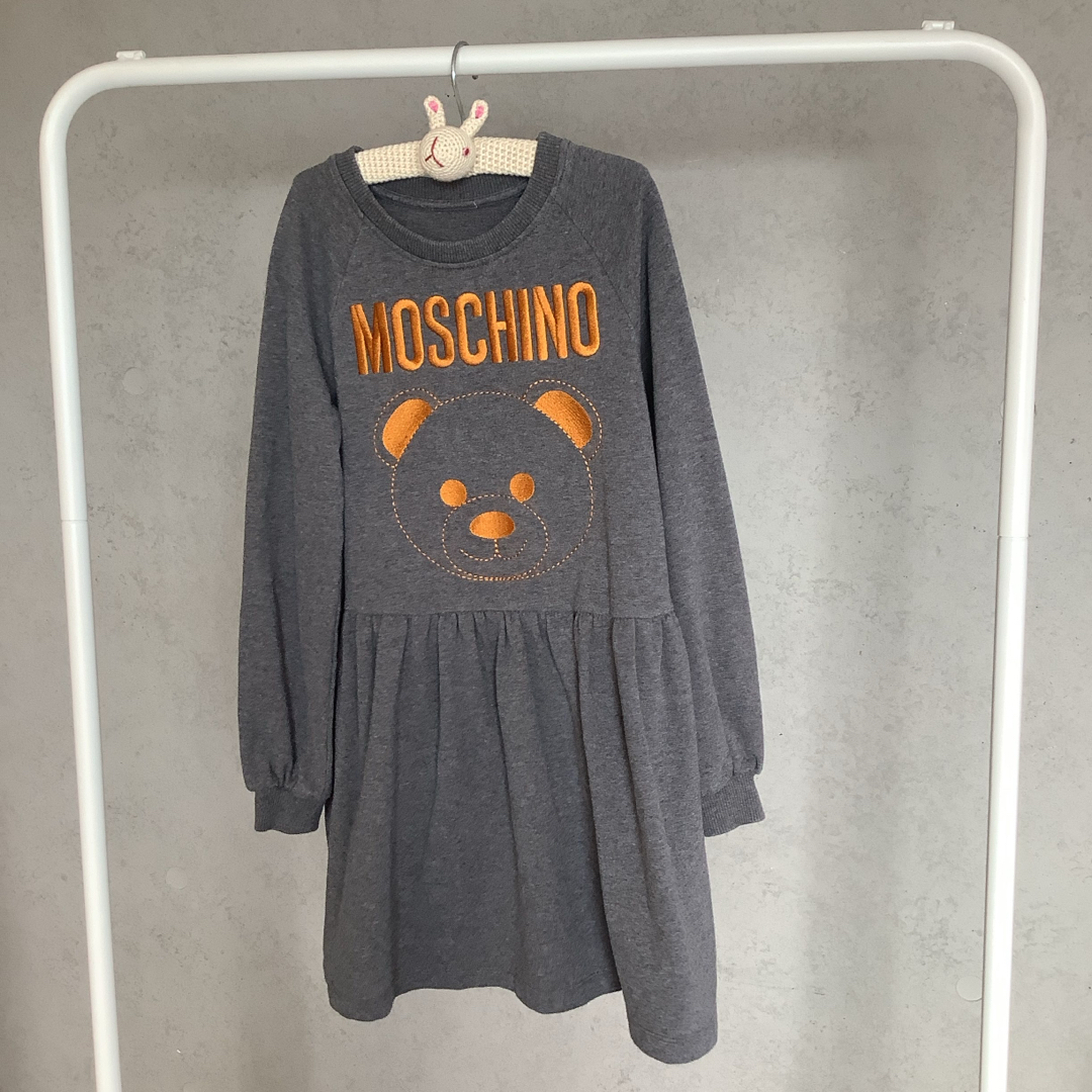 MOSCHINO(モスキーノ)の⭐️モスキーノ　くま刺繍ワンピース　グレー　8才⭐️ キッズ/ベビー/マタニティのキッズ服女の子用(90cm~)(ワンピース)の商品写真