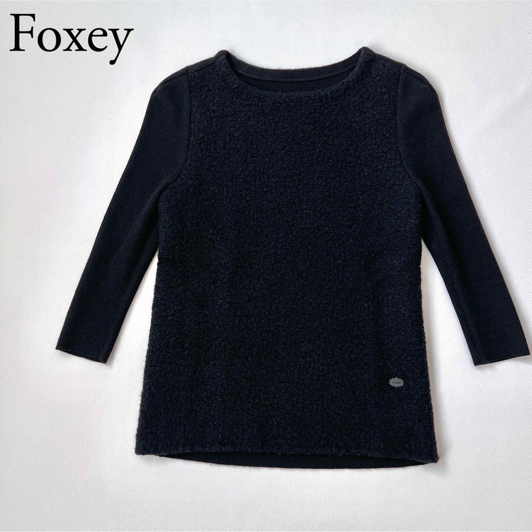 FOXEY(フォクシー)のFoxey フォクシー　ニット　セーター　ロゴプレート　袖リブニット レディースのトップス(ニット/セーター)の商品写真