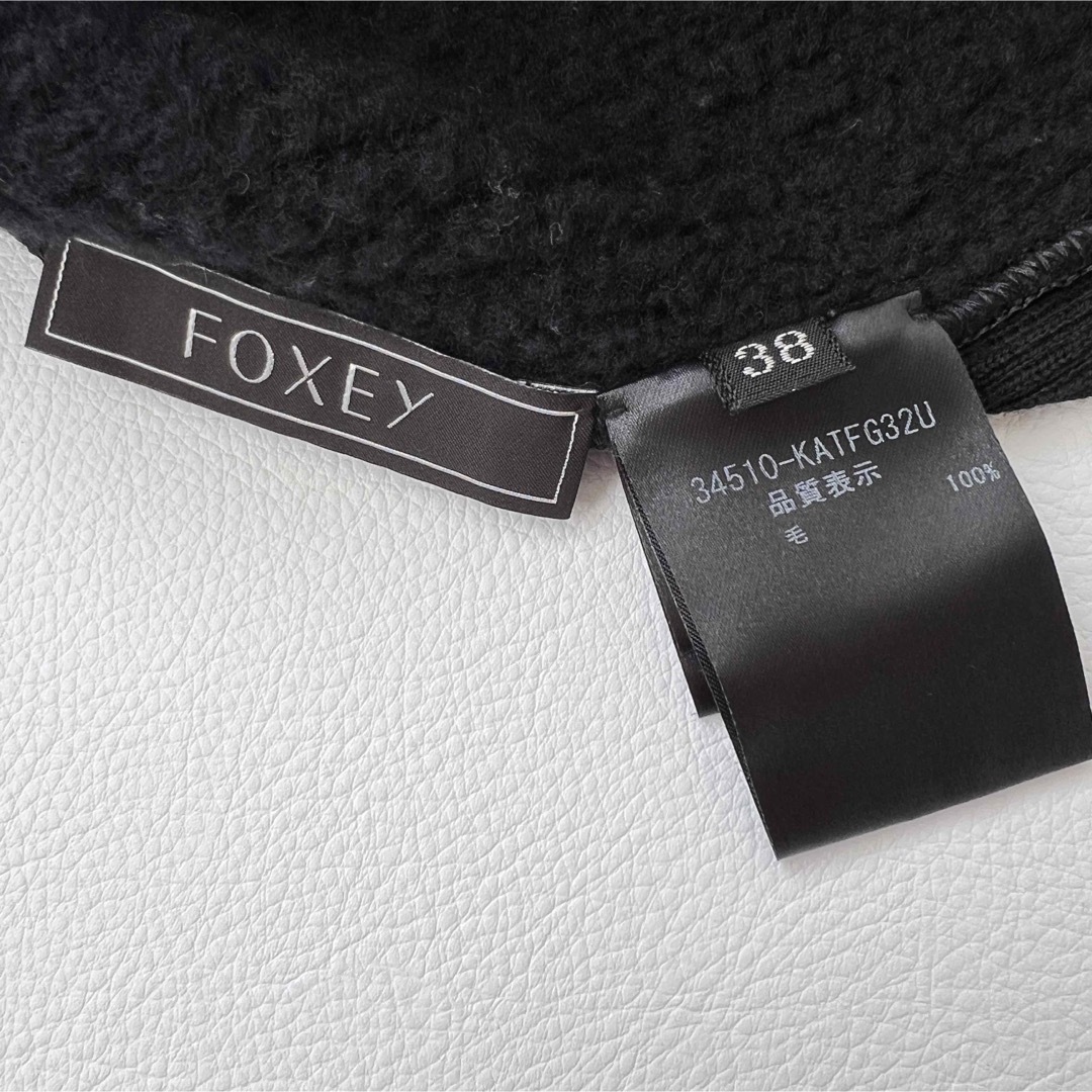 FOXEY(フォクシー)のFoxey フォクシー　ニット　セーター　ロゴプレート　袖リブニット レディースのトップス(ニット/セーター)の商品写真