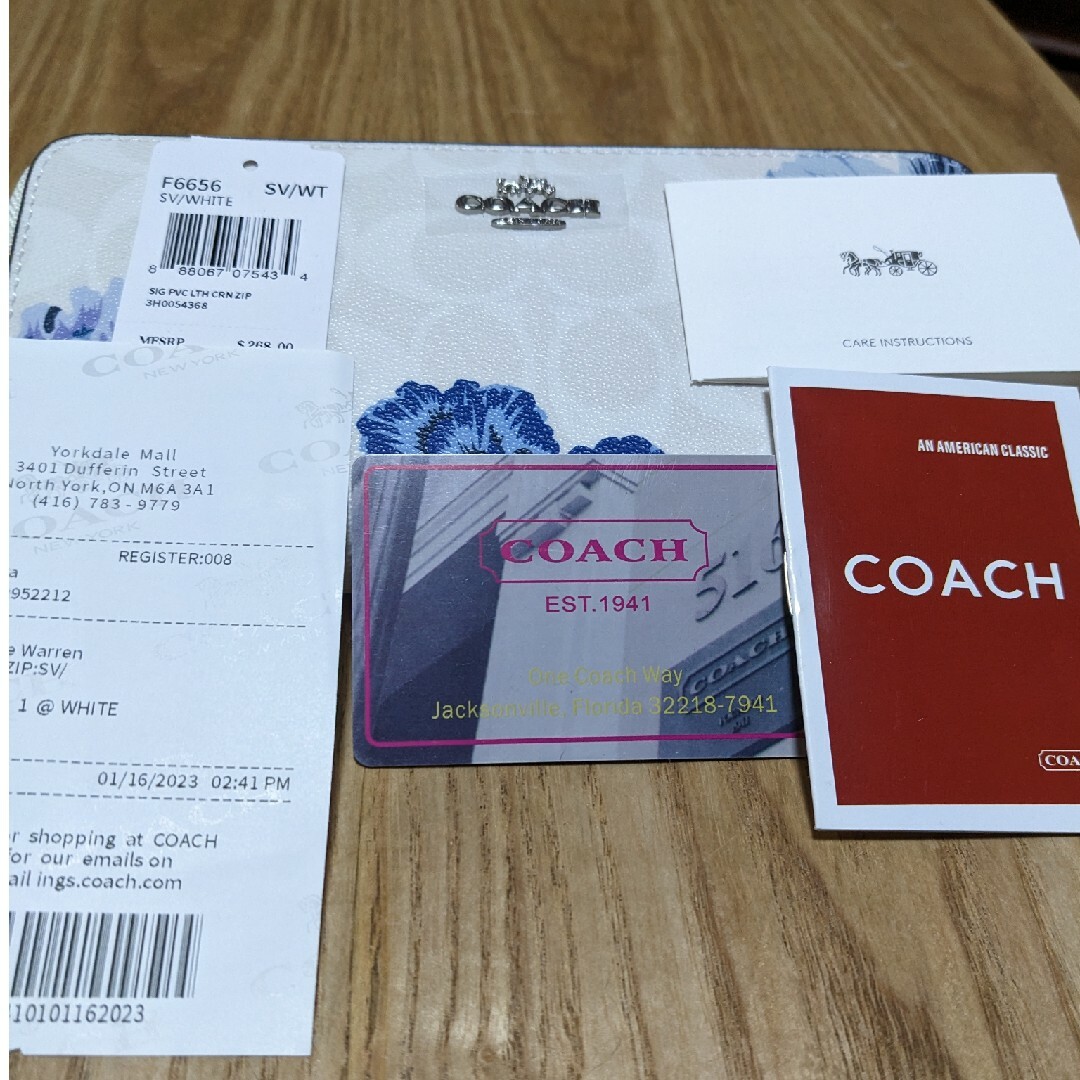 COACH(コーチ)のCOACH 長財布　白系シグネチャー青い大きい花柄 レディースのファッション小物(財布)の商品写真