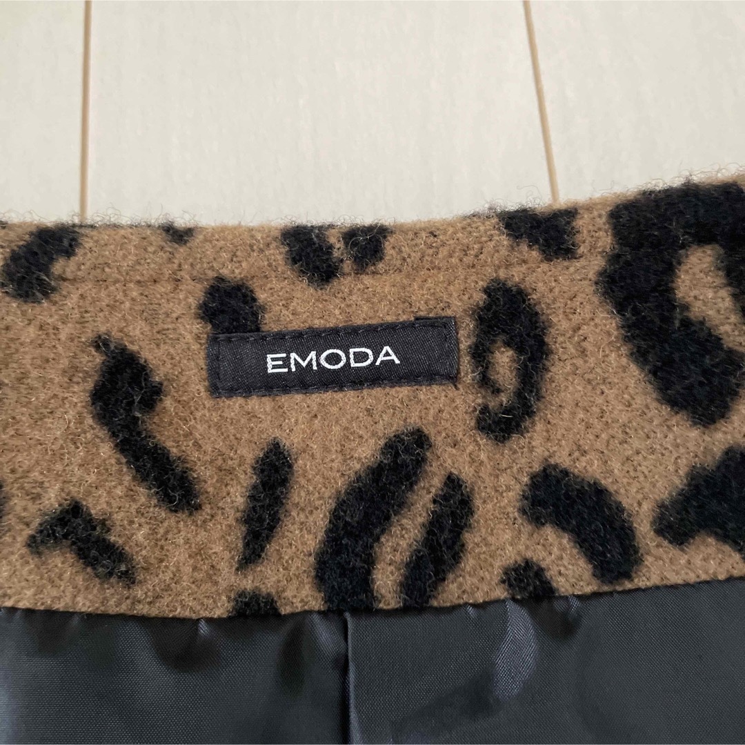 EMODA(エモダ)のEMODA  ノーカラーコート　ヒョウ柄 レディースのジャケット/アウター(ロングコート)の商品写真