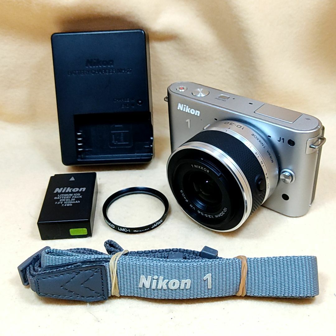 ★美品★ミラーレス一眼カメラ Nikon 1 J1 標準ズームレンズ　シルバーのサムネイル