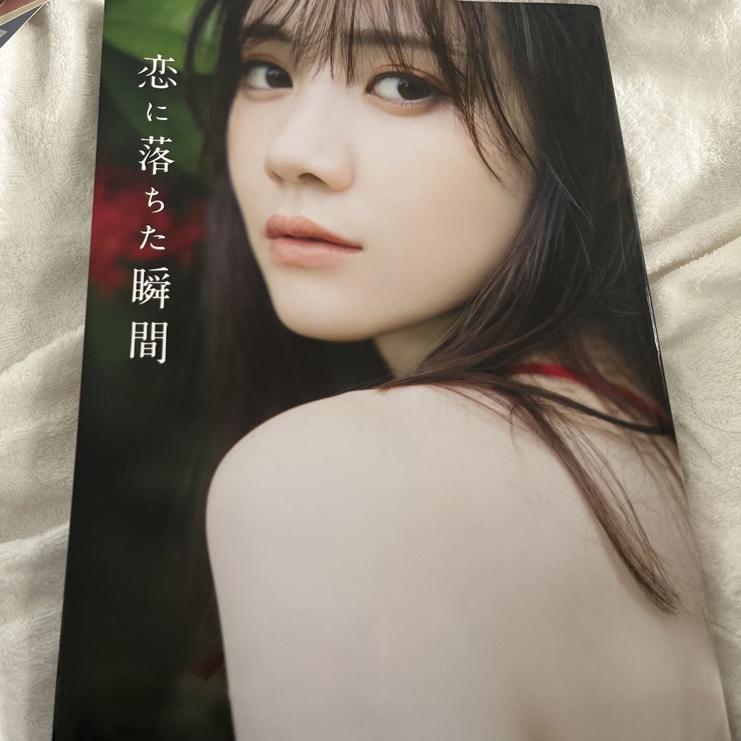 乃木坂46(ノギザカフォーティーシックス)の乃木坂４６　田村真佑１ｓｔ写真集『恋に落ちた瞬間』 エンタメ/ホビーの本(アート/エンタメ)の商品写真