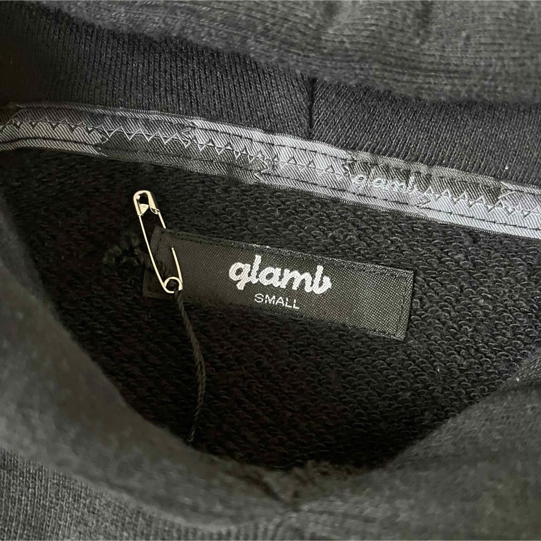 glamb(グラム)のタグ付き glamb プルオーバーパーカー 刺繍ワッペンロゴ メンズのトップス(パーカー)の商品写真