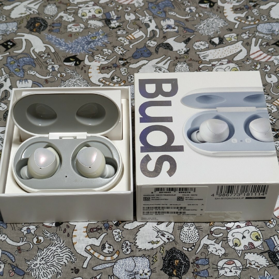 Galaxy(ギャラクシー)のGALAXY BUDS WHITE　イヤホン純正充電ケース非純正 スマホ/家電/カメラのオーディオ機器(ヘッドフォン/イヤフォン)の商品写真