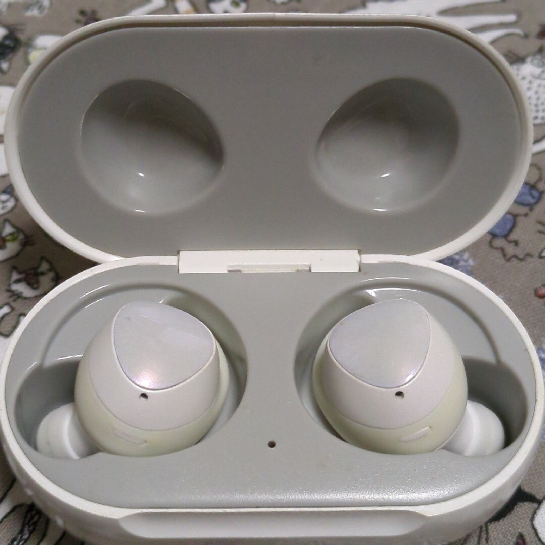 Galaxy(ギャラクシー)のGALAXY BUDS WHITE　イヤホン純正充電ケース非純正 スマホ/家電/カメラのオーディオ機器(ヘッドフォン/イヤフォン)の商品写真