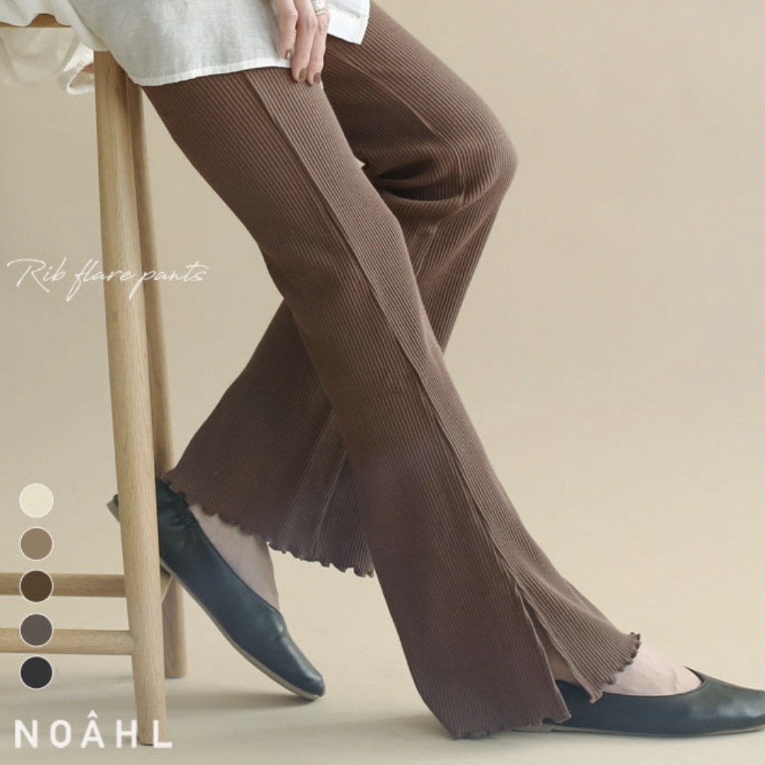 24時間以内匿名配送　新品　未使用　NOAHLリブフレアパンツ　ブラウン レディースのパンツ(カジュアルパンツ)の商品写真