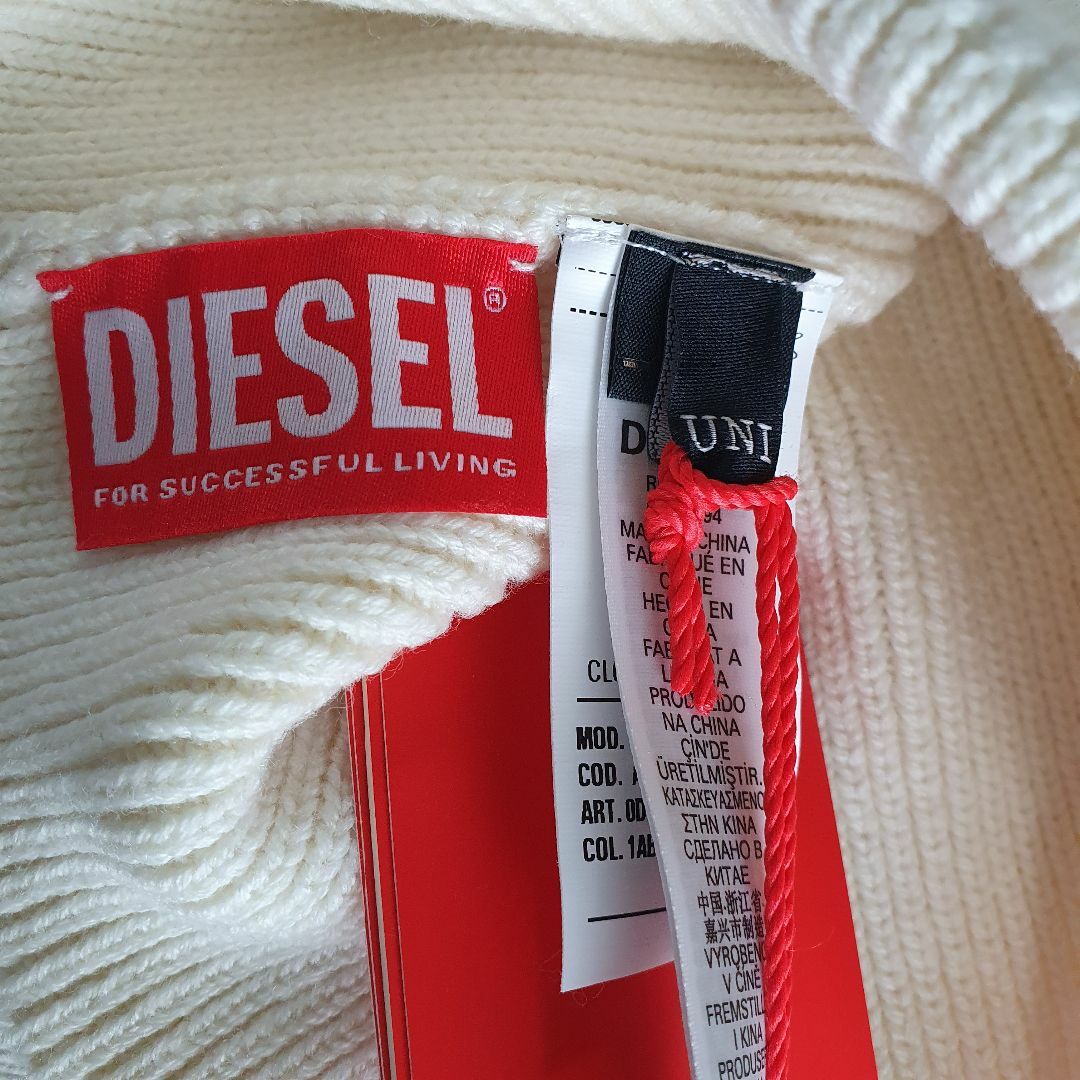 DIESEL(ディーゼル)の【新品・未使用】DIESEL K-Coder-Fully B ニットキャップ　白 レディースの帽子(ニット帽/ビーニー)の商品写真