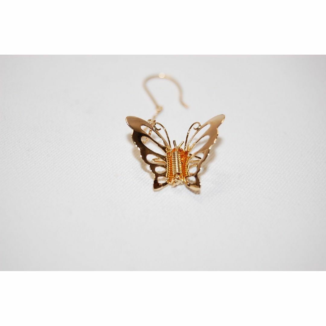 Ｋ１８　イエローゴールド　バタフライ　蝶モチーフ　ピアス レディースのアクセサリー(ピアス)の商品写真