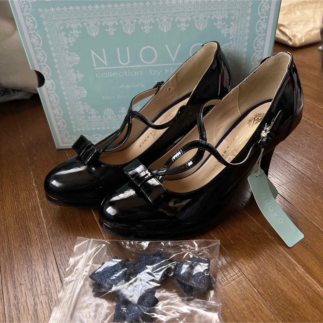 Nuovo(ヌォーボ)のNUOVO by FILANGEエナメルチャームパンプス　Lサイズ　24cm レディースの靴/シューズ(ハイヒール/パンプス)の商品写真