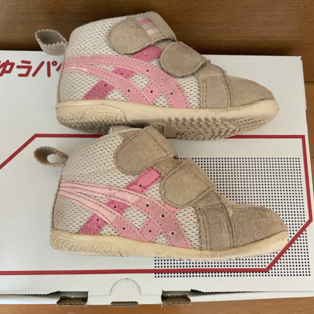 asics(アシックス)のasics｜ミドルカットスニーカー｜グレー＆1足おまけ付き｜12㎝ キッズ/ベビー/マタニティのベビー靴/シューズ(~14cm)(スニーカー)の商品写真