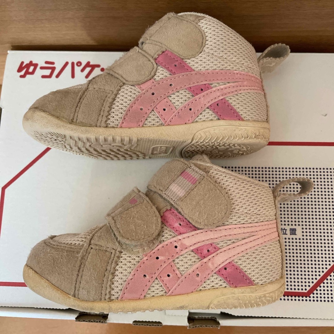 asics(アシックス)のasics｜ミドルカットスニーカー｜グレー＆1足おまけ付き｜12㎝ キッズ/ベビー/マタニティのベビー靴/シューズ(~14cm)(スニーカー)の商品写真