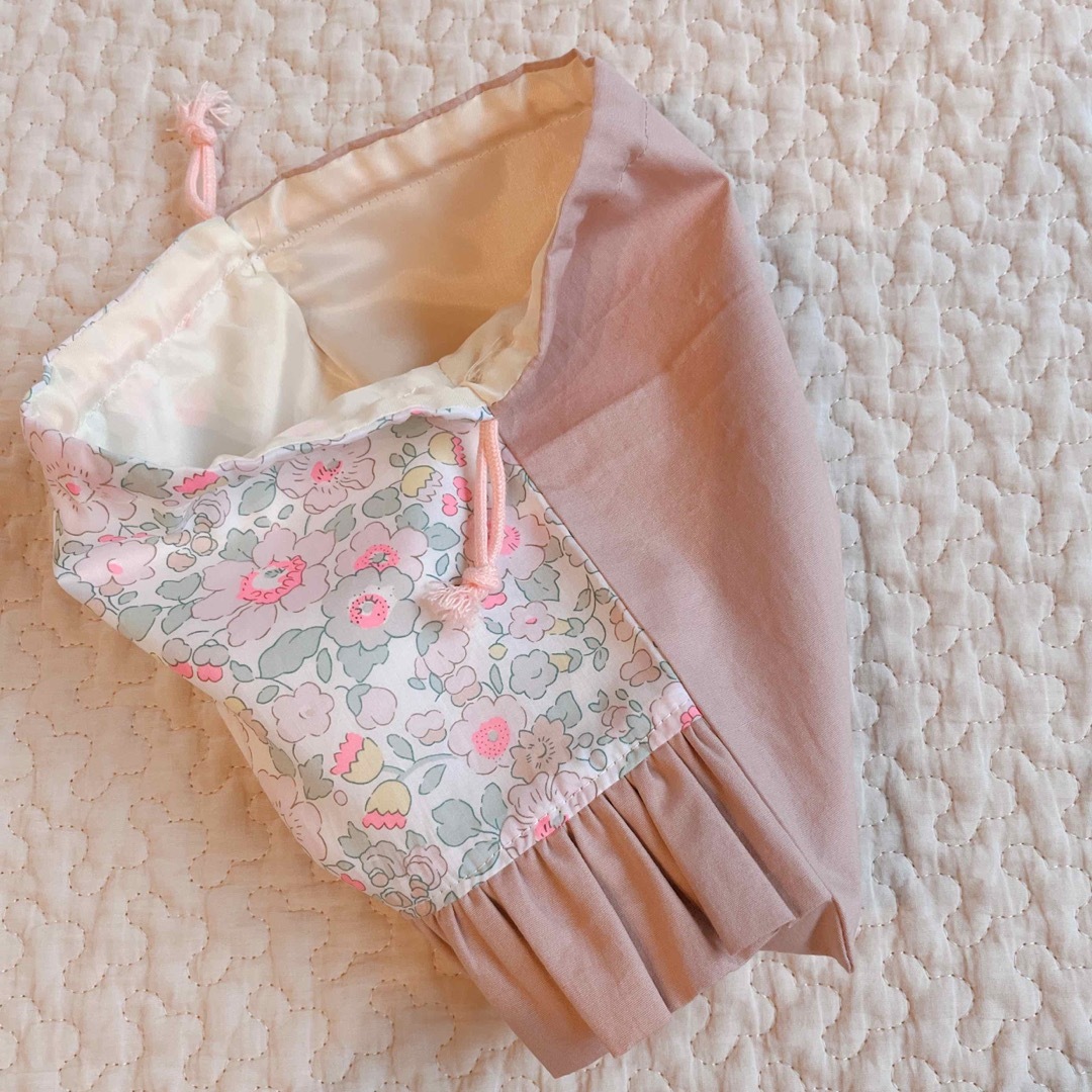 【handmade】巾着袋S フリル　リバティ レディースのファッション小物(ポーチ)の商品写真