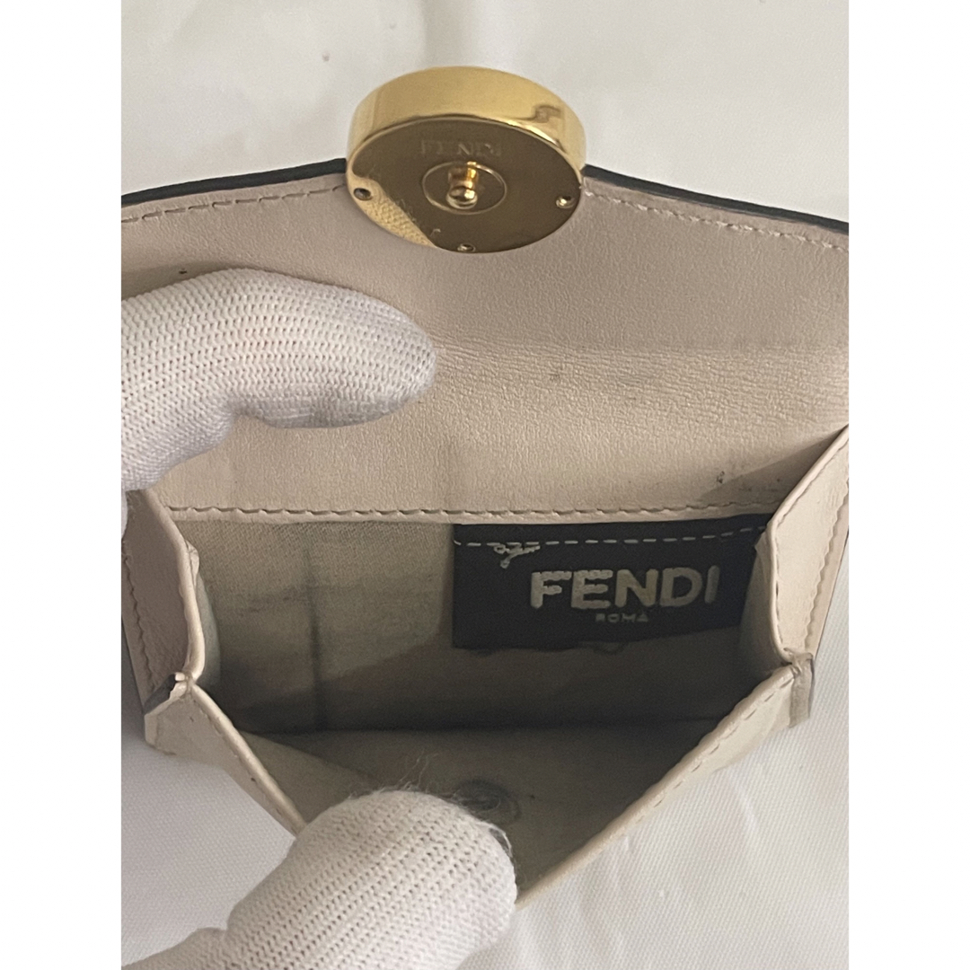 ブランド名 FENDI 財布 二つ折り エフイズ レター型 ベージュ ロゴ金具