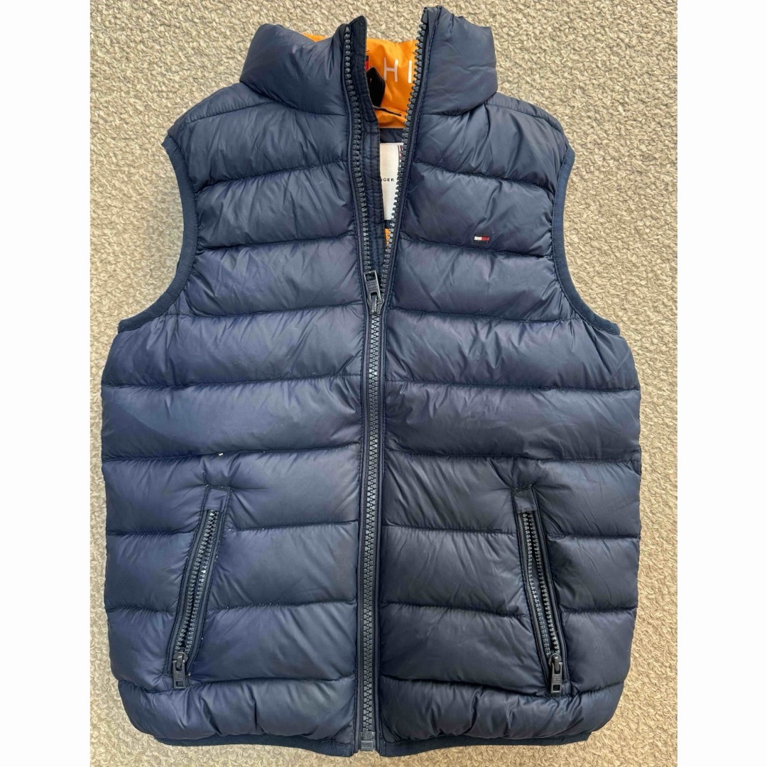 TOMMY HILFIGER(トミーヒルフィガー)のトミー　ダウンベスト キッズ/ベビー/マタニティのキッズ服男の子用(90cm~)(ジャケット/上着)の商品写真