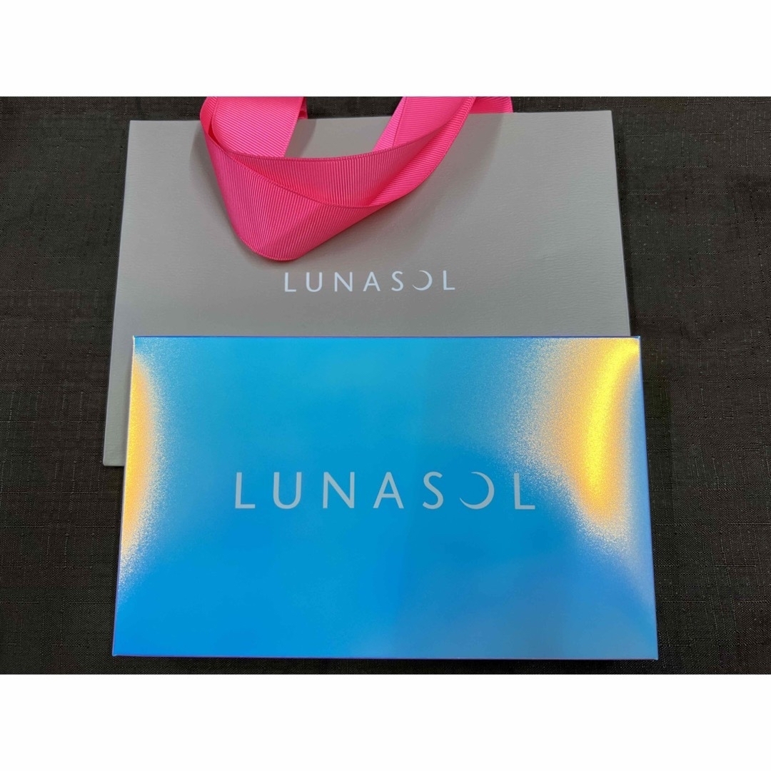 LUNASOL(ルナソル)の新品未使用、未開封  ルナソル クリスマスコフレ2023ステラドリームコフレ コスメ/美容のキット/セット(コフレ/メイクアップセット)の商品写真