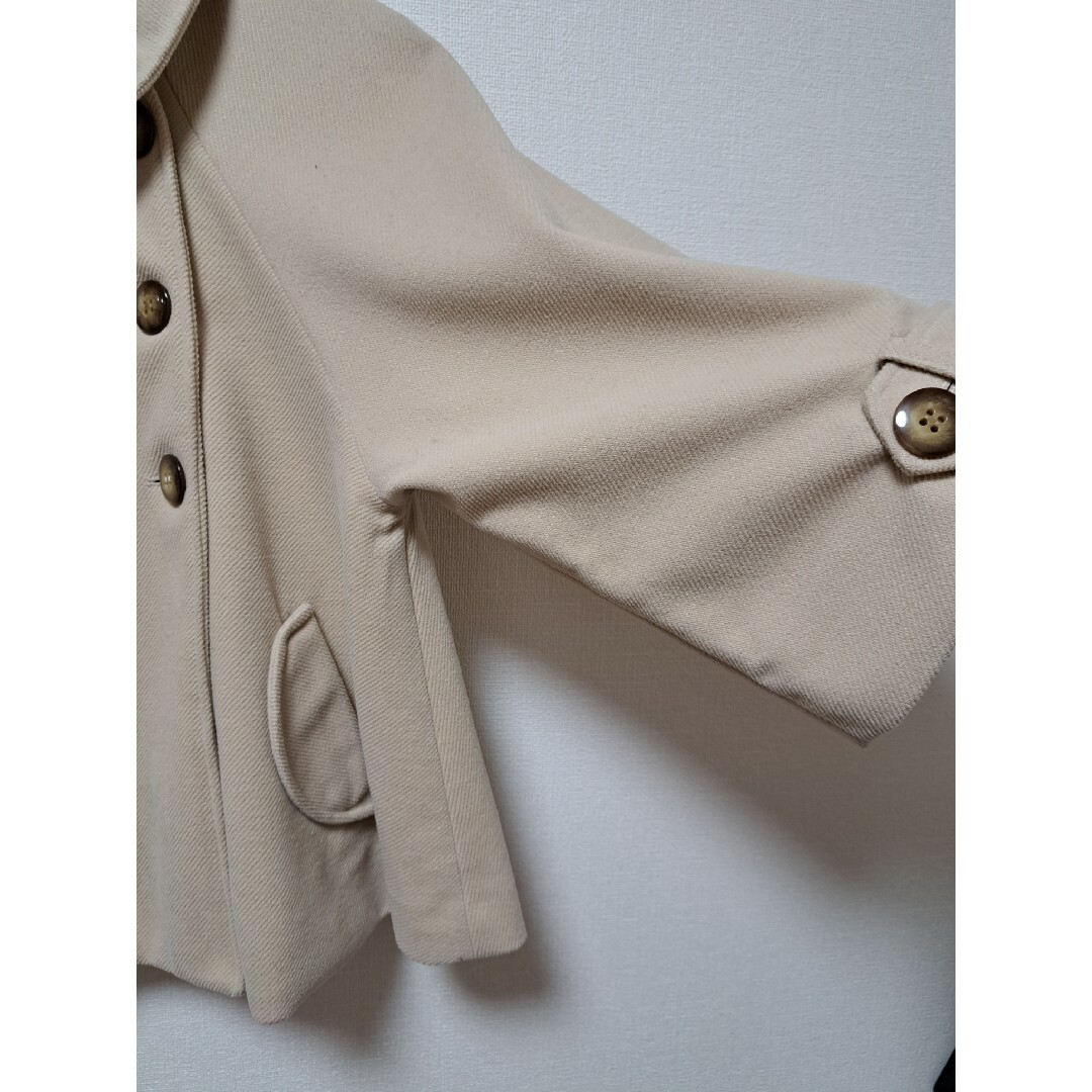 ショートコート ポンチョコート マントコート 薄いベージュ レディースのジャケット/アウター(ピーコート)の商品写真