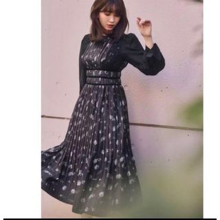 ハーリップトゥ(Her lip to)のPleated Floral-Print SatinDress(ロングワンピース/マキシワンピース)