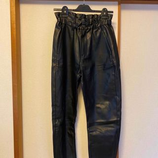 ザラ(ZARA)のZARAザラ　レディースフェイクレザー風パンツ　ブラック(カジュアルパンツ)