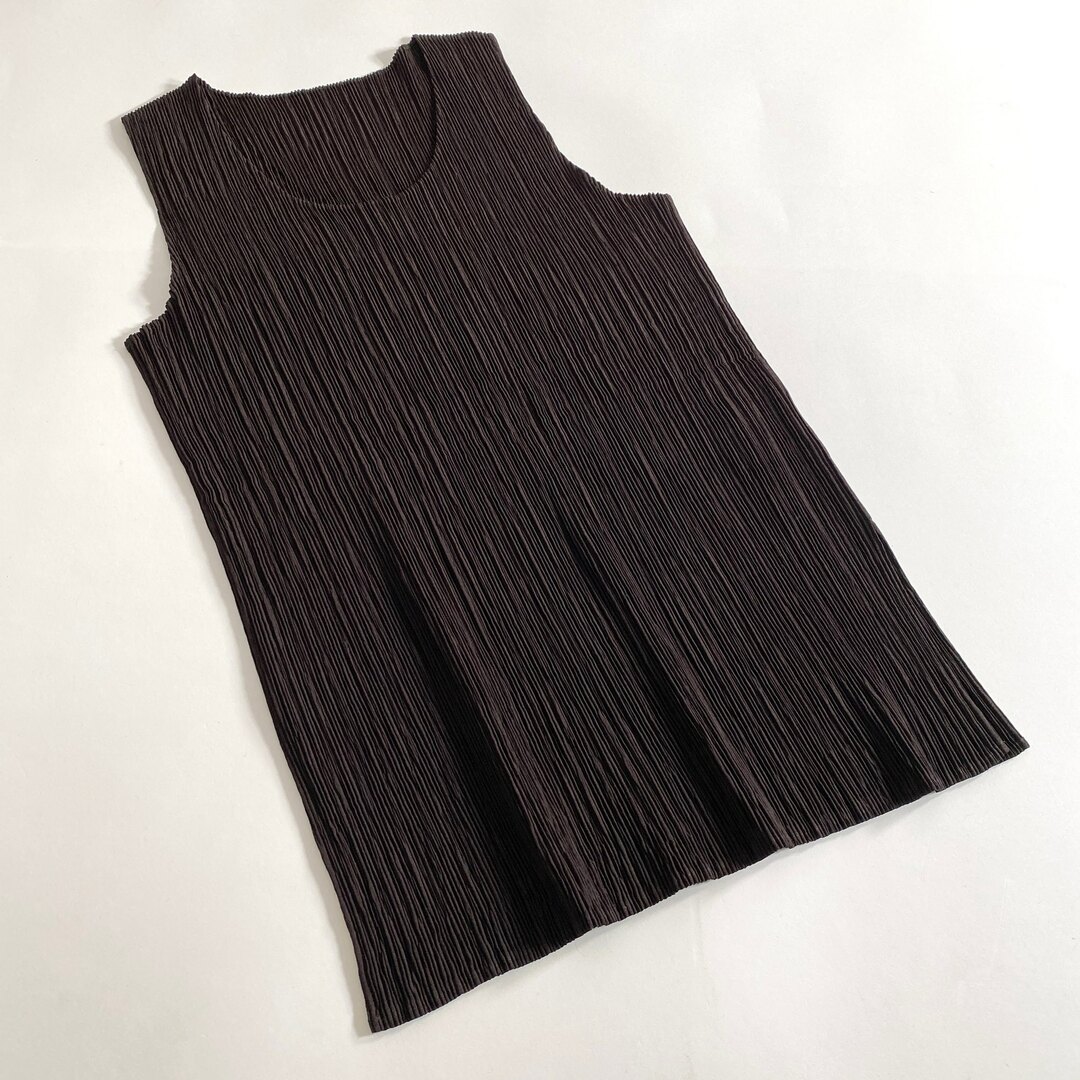 ISSEY MIYAKE(イッセイミヤケ)の41k21《美品》ISSEY MIYAKE イッセイミヤケ プリーツ タンクトップ M ブラウン PLEATS カットソー 日本製 レディースのトップス(Tシャツ(半袖/袖なし))の商品写真