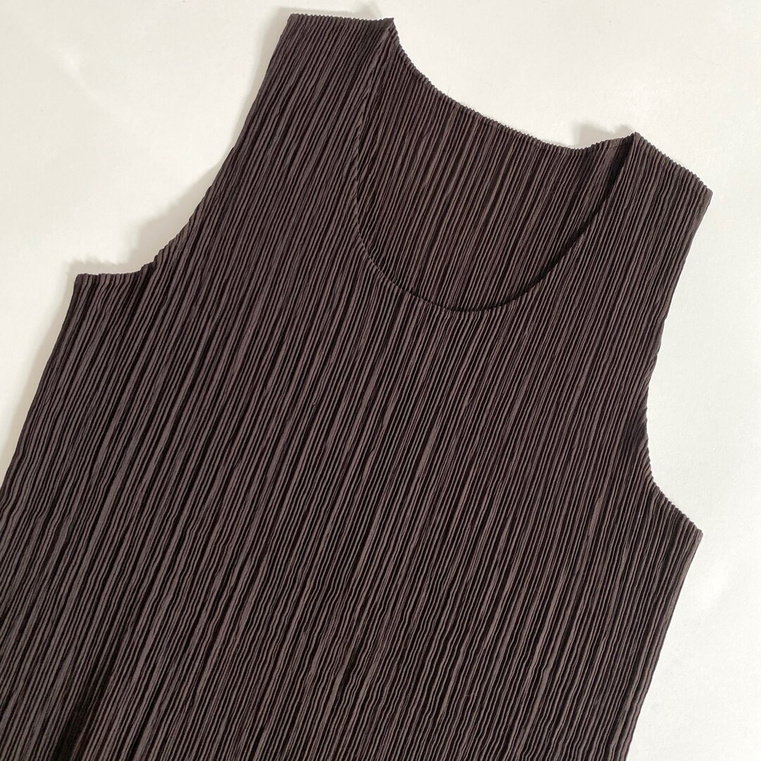 ISSEY MIYAKE(イッセイミヤケ)の41k21《美品》ISSEY MIYAKE イッセイミヤケ プリーツ タンクトップ M ブラウン PLEATS カットソー 日本製 レディースのトップス(Tシャツ(半袖/袖なし))の商品写真