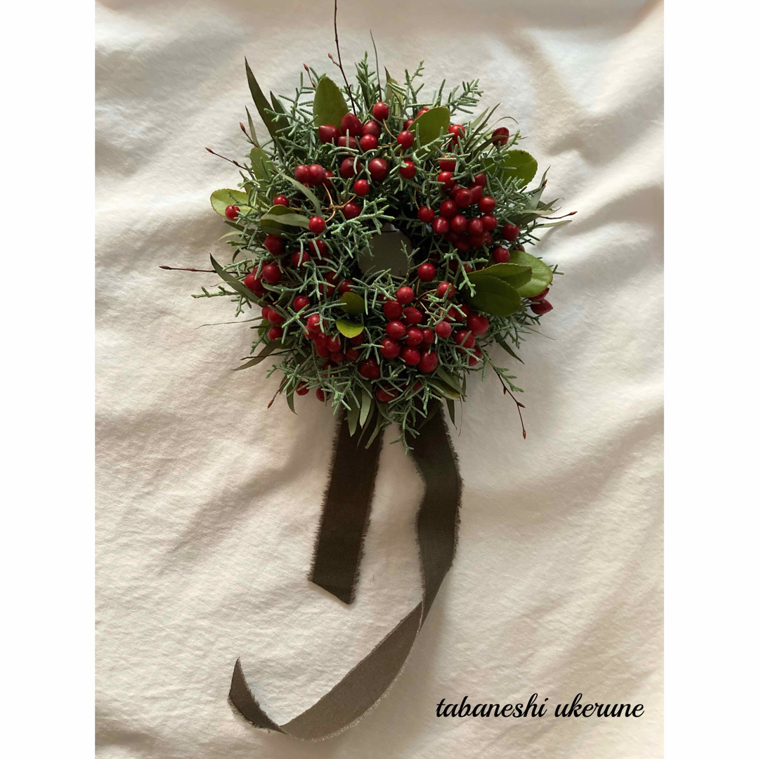 ナチュラル瀬戸内の真っ赤な山帰来と針葉樹を紡いだ　クリスマスに飾る　リース　ドライフラワー