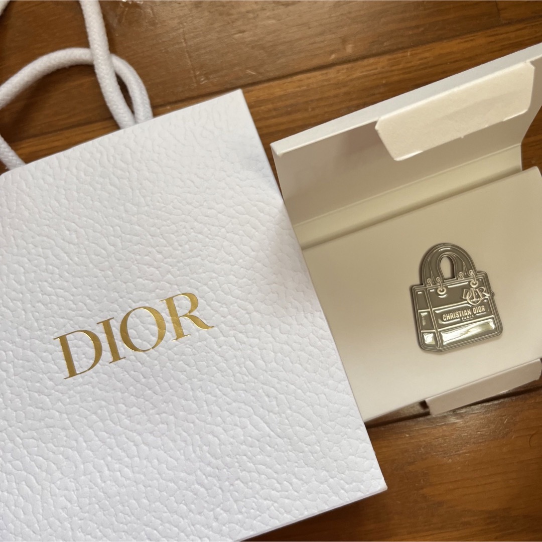 Dior(ディオール)のDior ディオール　ポップアップ　非売品　ピンバッジ エンタメ/ホビーのコレクション(ノベルティグッズ)の商品写真