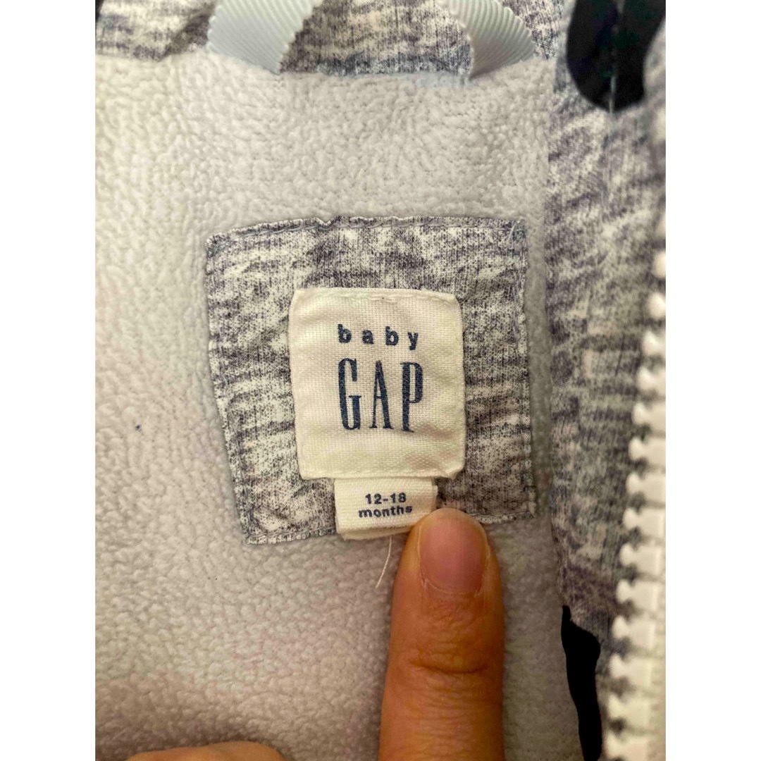 GAP Kids(ギャップキッズ)のGAP kids ドットダウン80　グレー キッズ/ベビー/マタニティのベビー服(~85cm)(ジャケット/コート)の商品写真